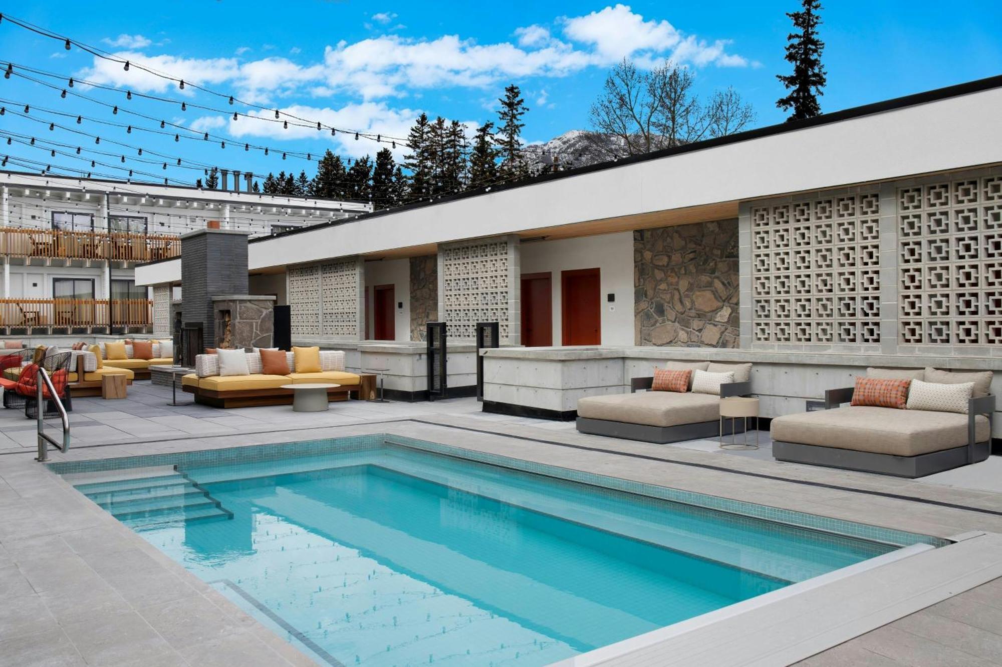 Moxy Banff Hotel Exterior foto